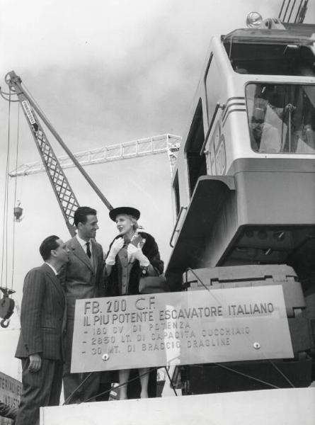 Fiera di Milano - Campionaria 1956 - Visita dell'ambasciatrice americana Clare Boothe Luce