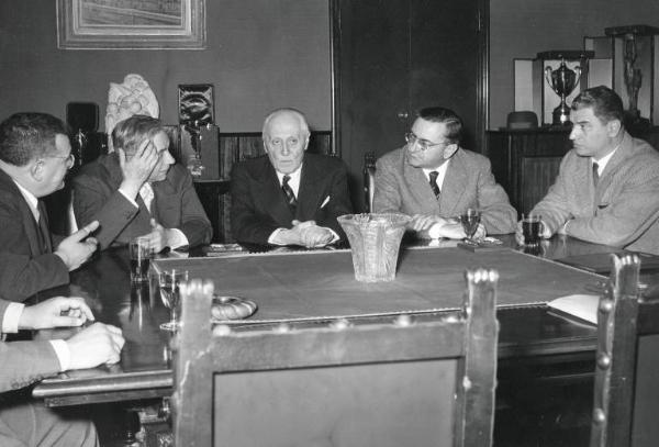 Fiera di Milano - Campionaria 1956 - Riunione di alcuni delegati dell'UFI (Union des foires internationales)