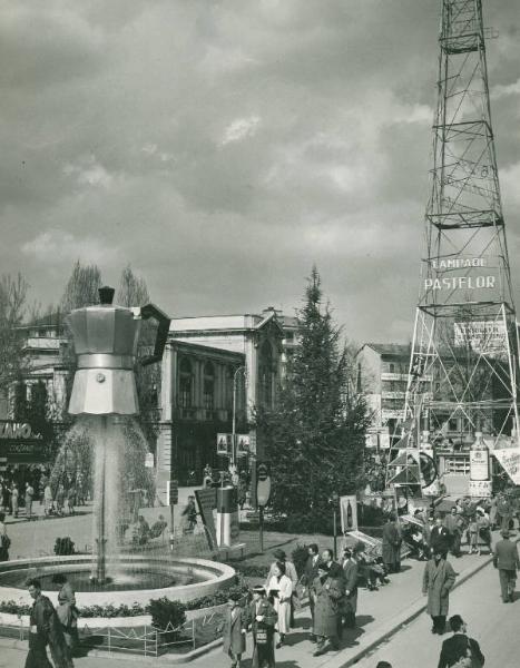 Fiera di Milano - Campionaria 1956 - Viale dell'industria - Installazioni pubblicitarie