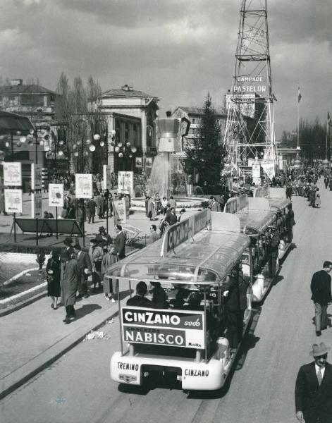 Fiera di Milano - Campionaria 1956 - Viale dell'industria - Autotreno elettrico per il trasporto interno con pubblicità della Cinzano