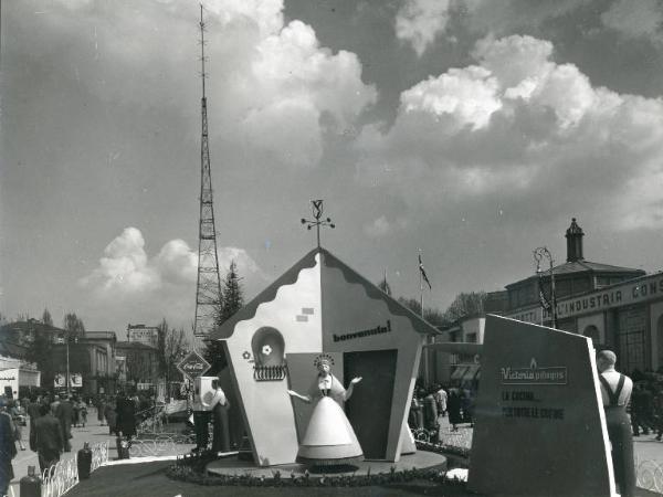 Fiera di Milano - Campionaria 1956 - Installazione pubblicitaria delle cucine Victoria Pibigas