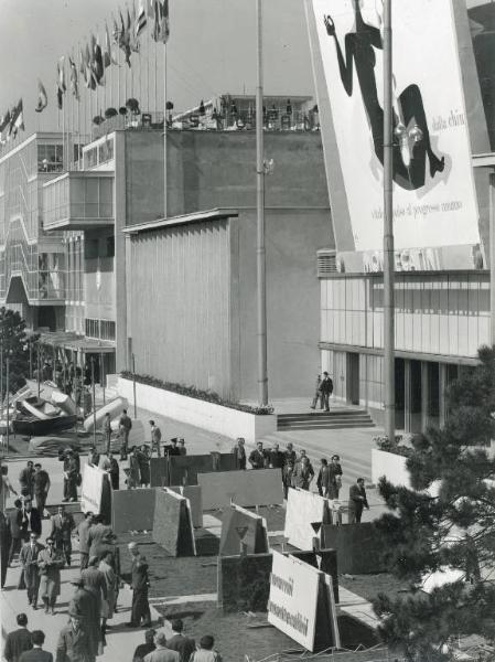 Fiera di Milano - Campionaria 1956 - Viale dell'industria - Padiglione e area espositiva all'aperto del Gruppo Montecatini