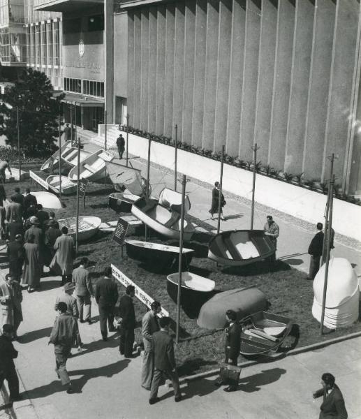 Fiera di Milano - Campionaria 1956 - Viale dell'industria - Area espositiva all'aperto del Gruppo Montecatini