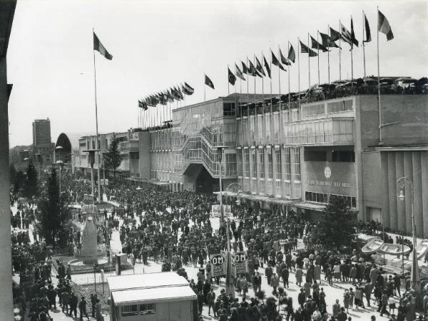 Fiera di Milano - Campionaria 1956 - Viale dell'industria - Palazzo delle nazioni - Folla di visitatori