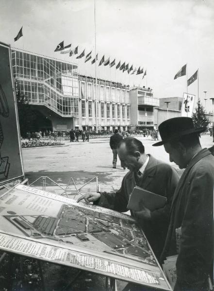 Fiera di Milano - Campionaria 1956 - Piantina del quartiere fieristico - Visitatori