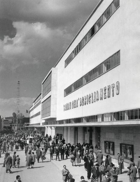 Fiera di Milano - Campionaria 1956 - Padiglione del salone dell'abbigliamento - Veduta esterna