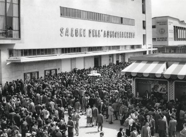 Fiera di Milano - Campionaria 1956 - Padiglione del salone dell'abbigliamento - Veduta esterna - Folla di visitatori