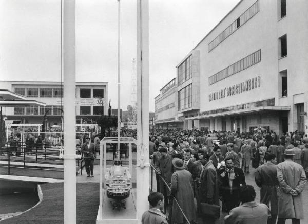 Fiera di Milano - Campionaria 1956 - Modello di nave del Gruppo Finmare - Folla di visitatori