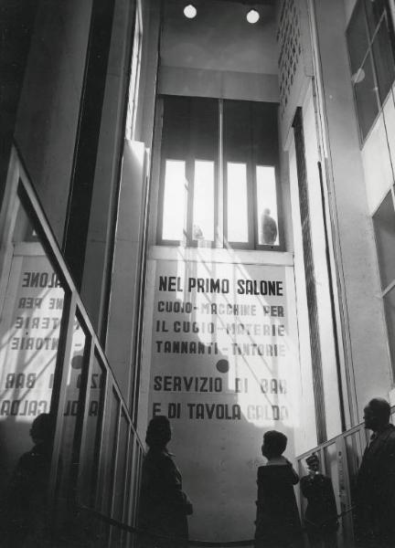 Fiera di Milano - Campionaria 1956 - Padiglione macchine per la lavorazione del cuoio - Montacarichi