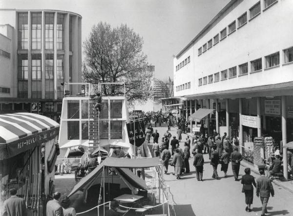 Fiera di Milano - Campionaria 1956 - Piazzale caccia e pesca - Piscina per immersioni - Visitatori