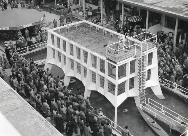 Fiera di Milano - Campionaria 1956 - Piscina per immersioni - Esibizione dei sommozzatori