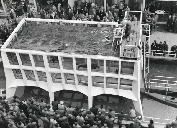 Fiera di Milano - Campionaria 1956 - Piscina per immersioni - Esibizione dei sommozzatori