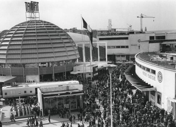 Fiera di Milano - Campionaria 1956 - Viale delle materie plastiche - Padiglione della Fiat e padiglione delle materie plastiche