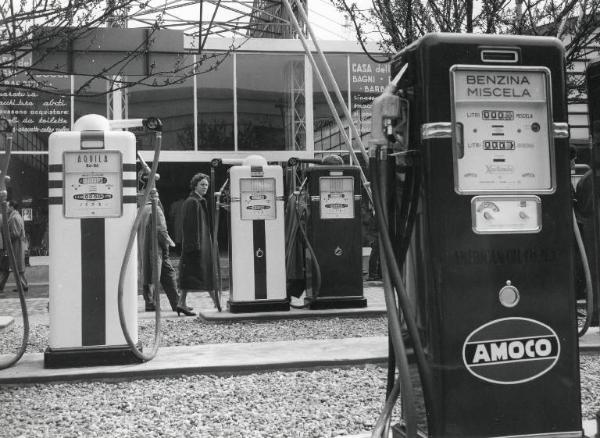 Fiera di Milano - Campionaria 1956 - Esposizione di distributori di benzina