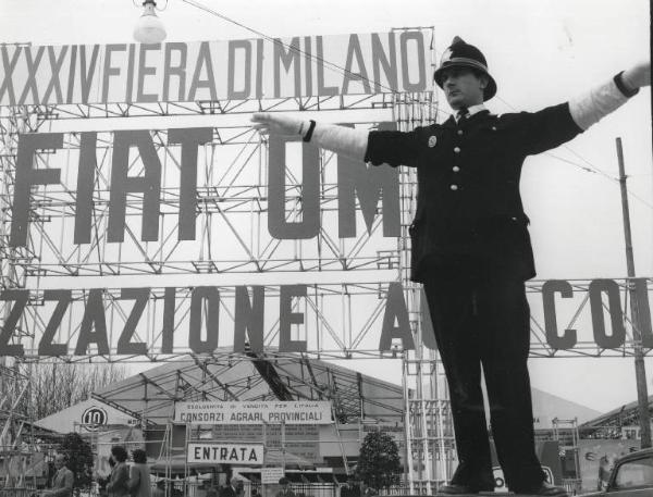 Fiera di Milano - Campionaria 1956 - Entrata al settore della meccanica agricola - Vigile