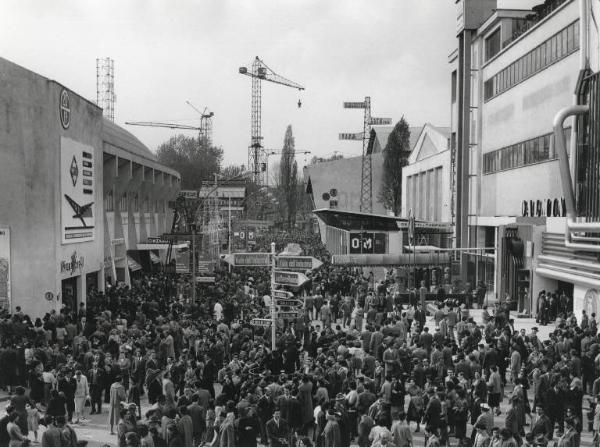 Fiera di Milano - Campionaria 1956 - Viale della siderurgia - Folla di visitatori