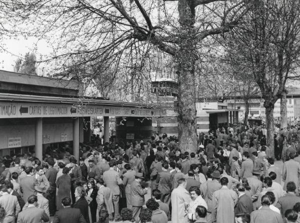 Fiera di Milano - Campionaria 1956 - Entrata di porta Domodossola - Folla di visitatori