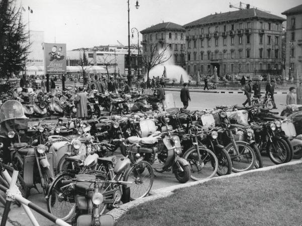 Fiera di Milano - Campionaria 1956 - Parcheggio esterno - Motociclette