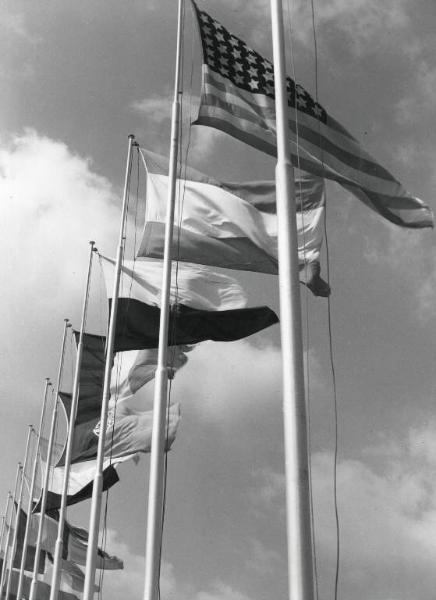 Fiera di Milano - Campionaria 1956 - Bandiere dei paesi espositori