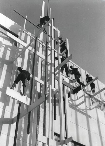 Fiera di Milano - Campionaria 1956 - Padiglione dell'ENI (Ente Nazionale Idrocarburi) - Particolare esterno