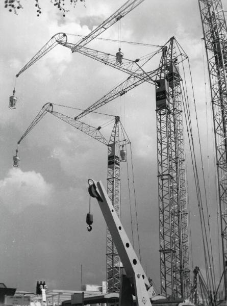 Fiera di Milano - Campionaria 1956 - Settore dell'edilizia - Gru