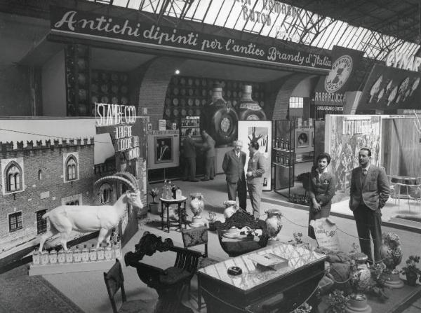 Fiera di Milano - Campionaria 1956 - Padiglione dei vini e liquori - Sala interna