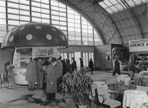 Fiera di Milano - Campionaria 1956 - Padiglione del latte e derivati - Interno - Chiosco di degustazione della Motta