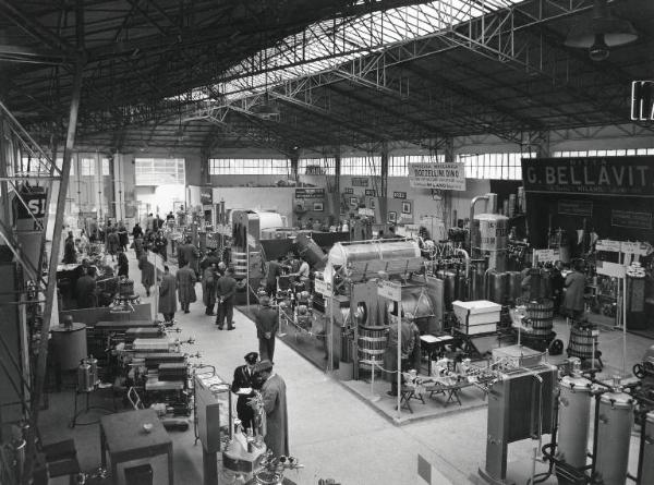 Fiera di Milano - Campionaria 1956 - Padiglione macchine e apparecchi per enologia - Interno