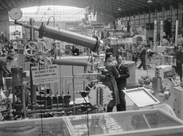 Fiera di Milano - Campionaria 1956 - Padiglione macchine per l'industria chimica e farmaceutica - Interno