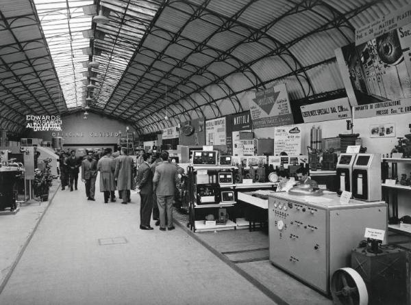 Fiera di Milano - Campionaria 1956 - Padiglione macchine per l'industria chimica e farmaceutica - Interno