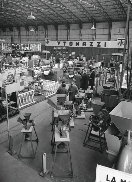 Fiera di Milano - Campionaria 1956 - Padiglione macchine per l'industria chimica e farmaceutica - Interno