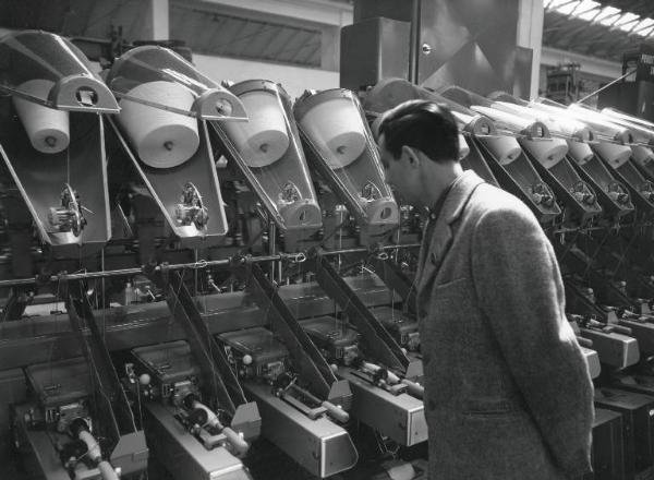 Fiera di Milano - Campionaria 1956 - Padiglione macchine per l'industria tessile e per maglieria - Interno