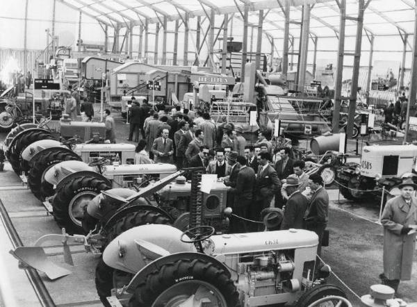 Fiera di Milano - Campionaria 1956 - Padiglione macchine e apparecchi per l'agricoltura - Interno