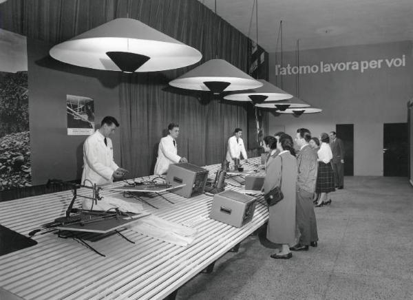 Fiera di Milano - Campionaria 1956 - Palazzo delle nazioni - Mostra ufficiale degli Stati Uniti - Mostra "L'atomo lavora per voi" - Interno