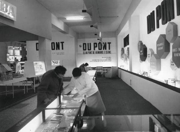 Fiera di Milano - Campionaria 1956 - Padiglione della chimica industriale e farmaceutica - Interno