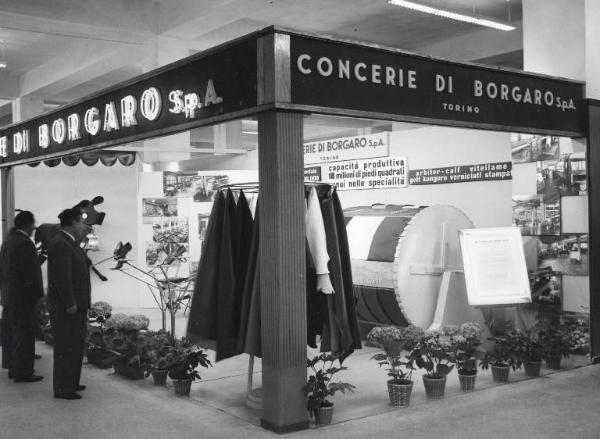 Fiera di Milano - Campionaria 1956 - Padiglione del cuoio e delle macchine per la sua lavorazione - Interno - Stand Concerie di Borgaro