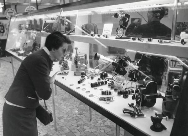 Fiera di Milano - Campionaria 1956 - Padiglione dell'ottica, foto, cine - Interno