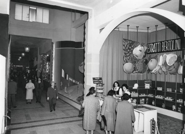 Fiera di Milano - Campionaria 1956 - Padiglione dei prodotti dolciari, prodotti della lavorazione della carne e dell'industria conserviera - Interno