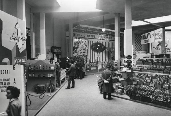 Fiera di Milano - Campionaria 1956 - Padiglione dei prodotti dolciari, prodotti della lavorazione della carne e dell'industria conserviera - Interno