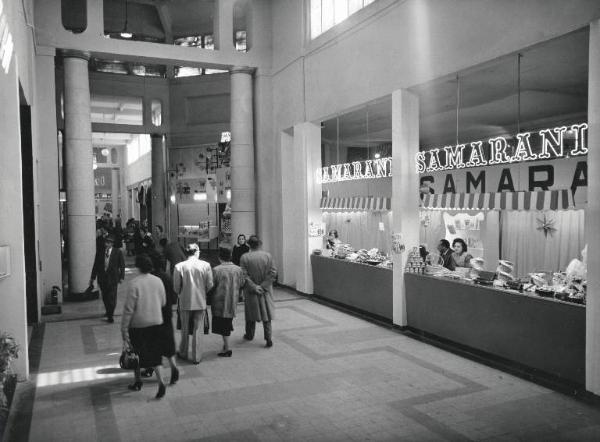 Fiera di Milano - Campionaria 1956 - Padiglione dei prodotti dolciari, prodotti della lavorazione della carne e dell'industria conserviera - Interno - Stand Samarani