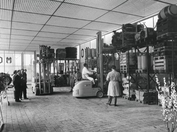 Fiera di Milano - Campionaria 1956 - Tettoia espositiva della Officine Meccaniche OM - Interno