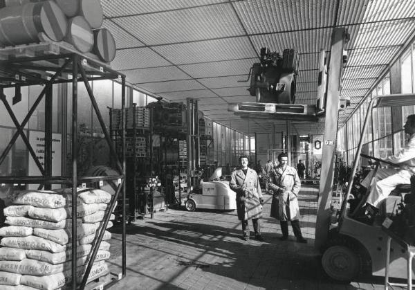 Fiera di Milano - Campionaria 1956 - Tettoia espositiva della Officine Meccaniche OM - Interno