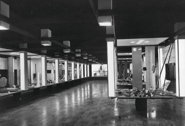 Fiera di Milano - Campionaria 1956 - Padiglione del Gruppo Montecatini - Sala delle produzioni chimiche - Materie plastiche