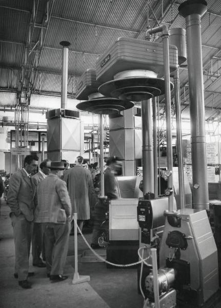 Fiera di Milano - Campionaria 1956 - Mostra sotto tettoia delle attrezzature per l'estrazione, la raffinazione, l'impiego degli olii minerali e dei gas naturali