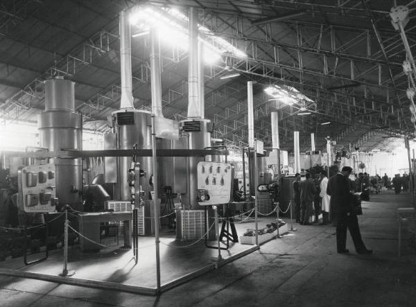 Fiera di Milano - Campionaria 1956 - Mostra sotto tettoia delle attrezzature per l'estrazione, la raffinazione, l'impiego degli olii minerali e dei gas naturali