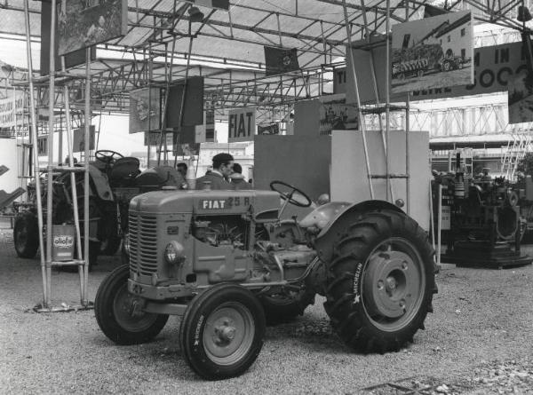 Fiera di Milano - Campionaria 1956 - Padiglione macchine per l'agricoltura - Interno - Trattori Fiat