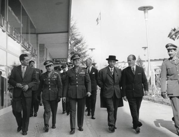 Fiera di Milano - Campionaria 1957 - Visita del generale Liuzzi