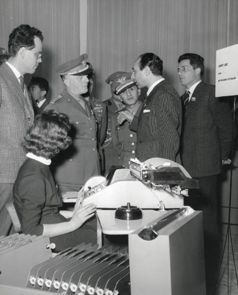 Fiera di Milano - Campionaria 1957 - Visita del generale Liuzzi