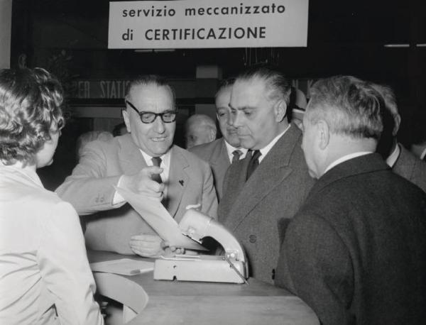 Fiera di Milano - Campionaria 1957 - Visita del ministro del commercio estero Bernardo Mattarella