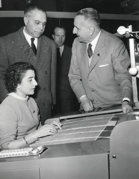 Fiera di Milano - Campionaria 1957 - Visita del ministro del commercio estero Bernardo Mattarella